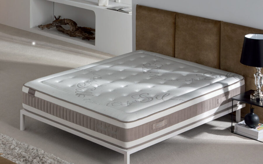 dormitorio con colchon con nucleo flexible viscoelastico 16ac-0001 beige y blanco vista ambiente