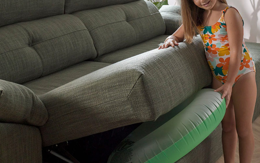 Niña abriendo arcón de sofá 2-3 plazas 10e-0008 color verde vista de detalle