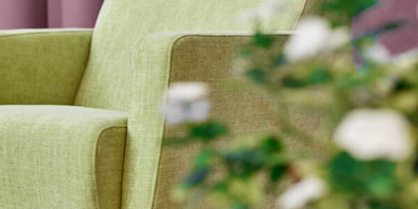 Butaca mecedora 10a-0003 color verde vista ambiente en detalle