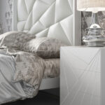 Detalle de cabecero y mesilla de dormitorio 11a-0079 en color blanco con detalles geométricos