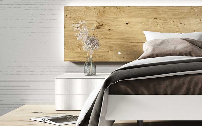 Cabecero y mesilla de dormitorio de matrimonio 11a-0012 color blanco y madera vista de detalle