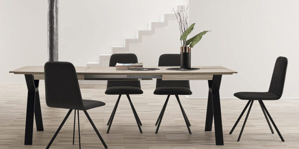 Mesa y sillas de comedor 14b-0027 color negro y madera vista ambiente frontal