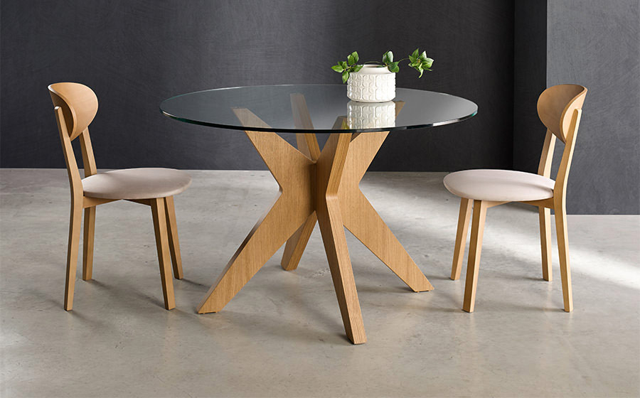 Sillas y mesa de comedor redonda 14f-0012 madera y cristal vista ambiente