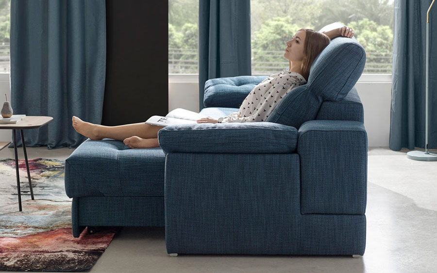 Detalle de mujer en sofá cama deslizante 10e-0009 color azul vista lateral