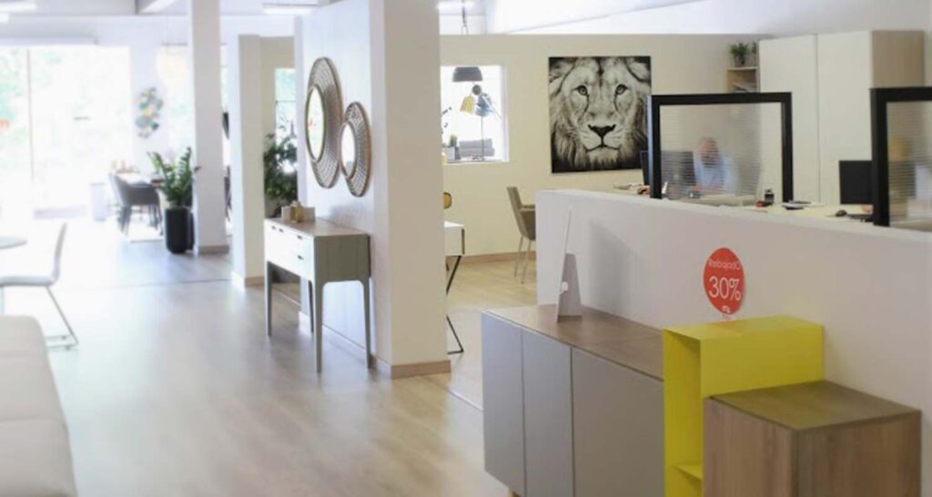 Exposición oficina de mobiliario de muebles ulla